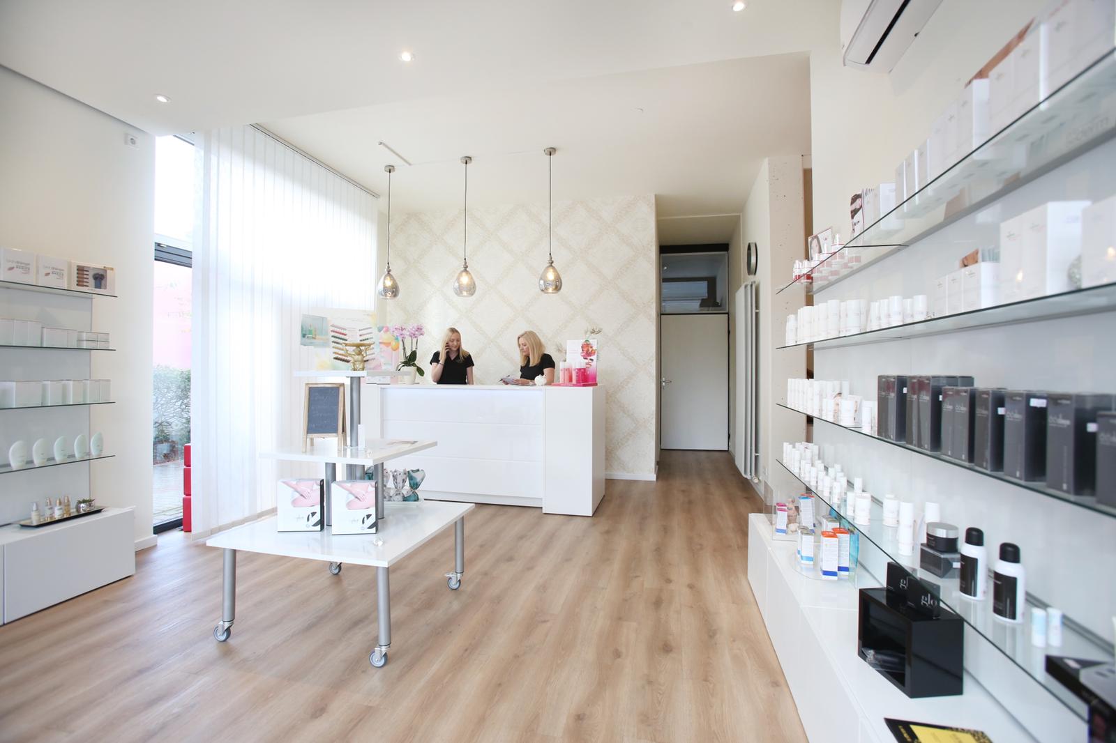 Empfang und Produktregale im Institut COSMETICS faulhaber