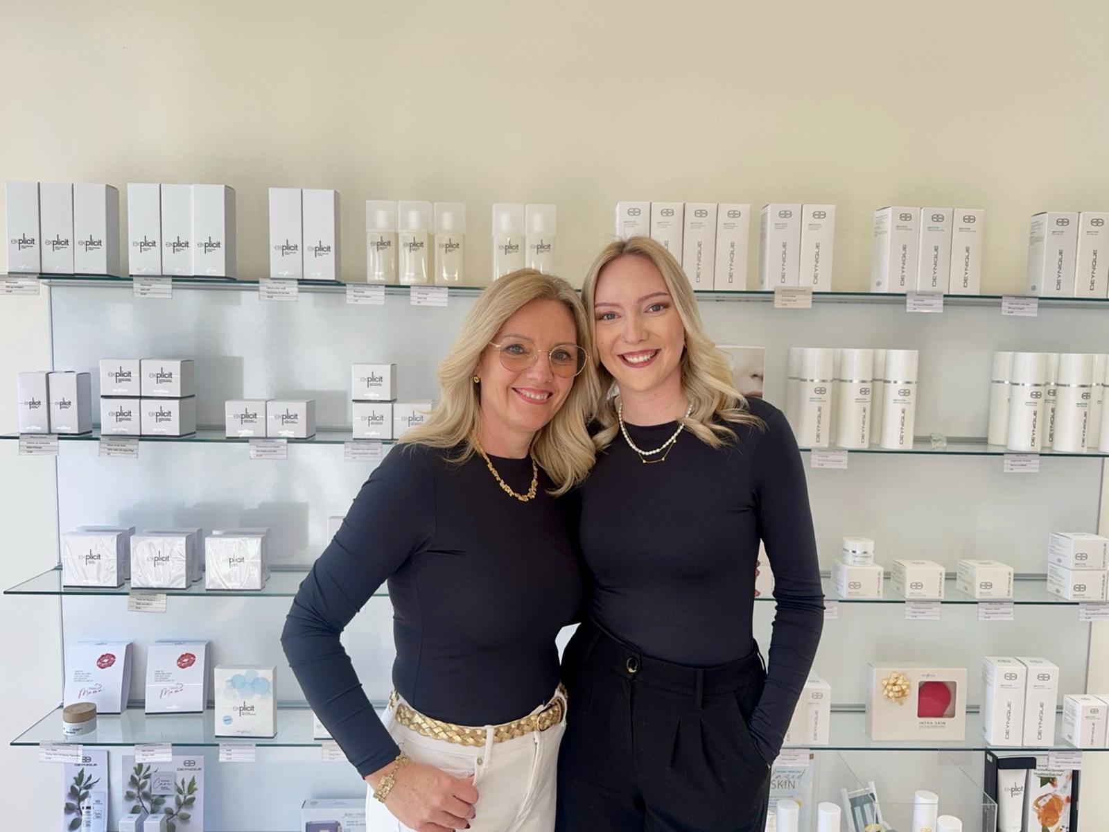 Pamela und Vivien Faulhaber vor dem Produktregal im Institut