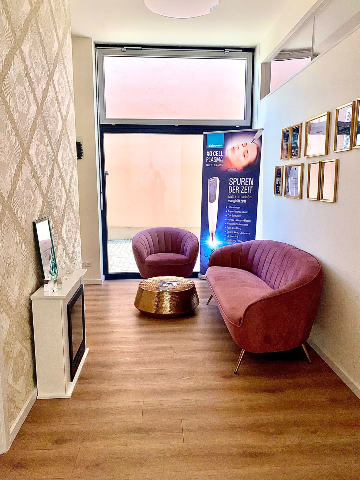 Wartebereich mit rosa Sesseln im Institut COSMETICS faulhaber